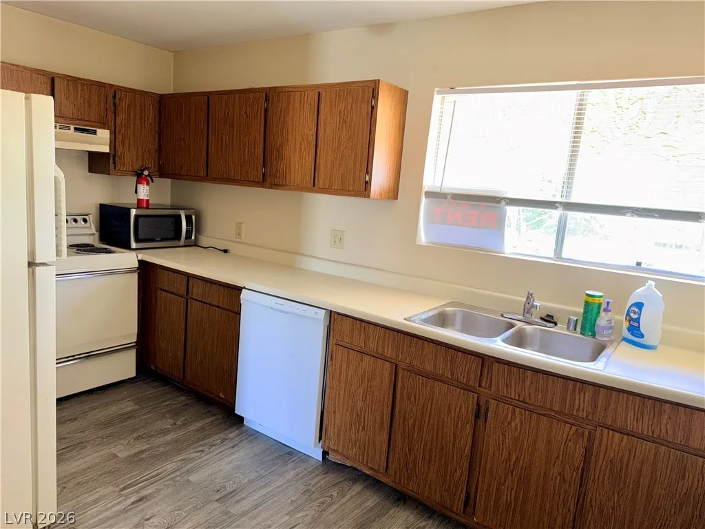 1303 Darlene Way 402B — photo 4 of 12