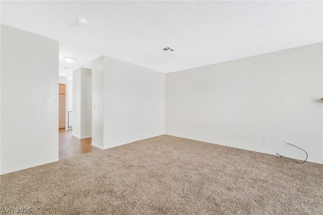 566 Kristin Lane — photo 3