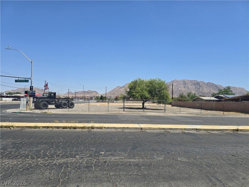 Christy & Lake Mead — photo 2 of 11