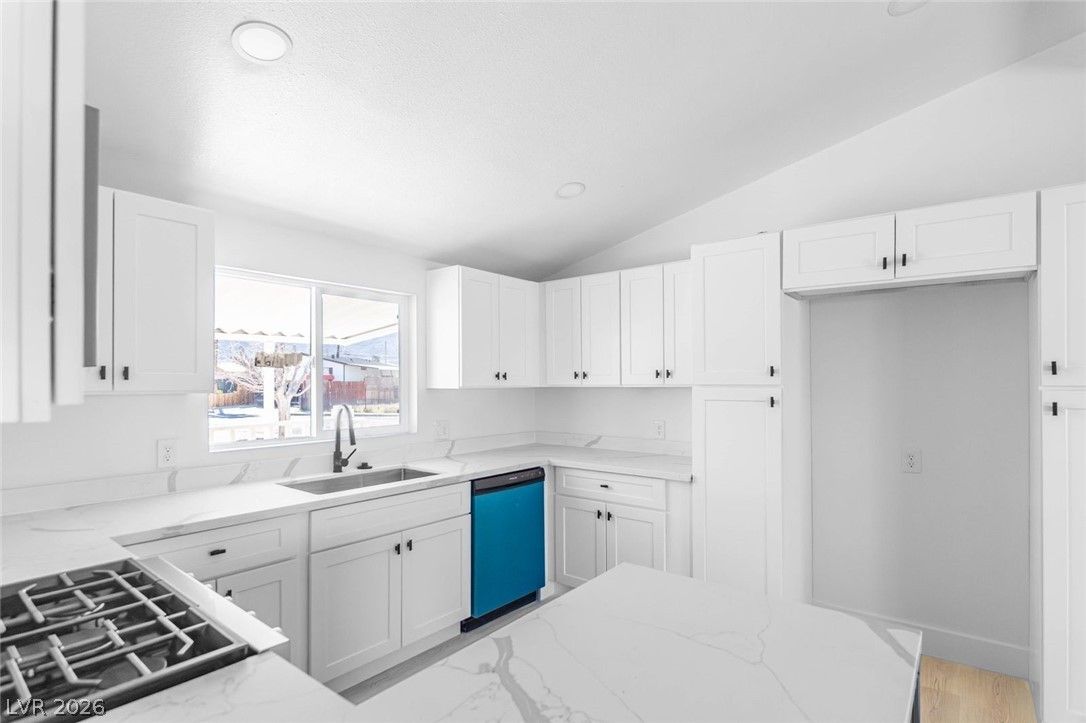 6094 Carlsbad Avenue — photo 4 of 14