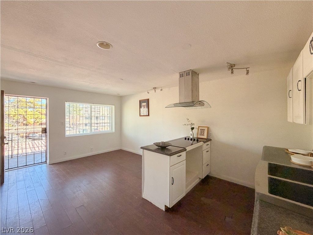 3712 Royal Crest Street 14 — photo 1 of 12