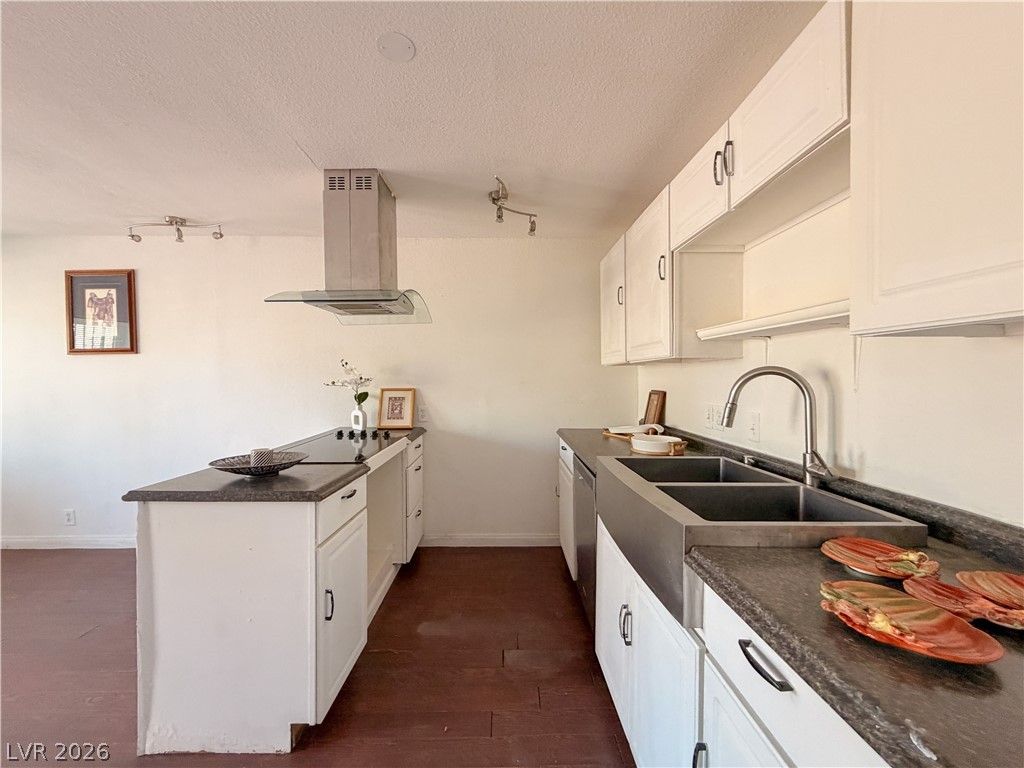3712 Royal Crest Street 14 — photo 3 of 12