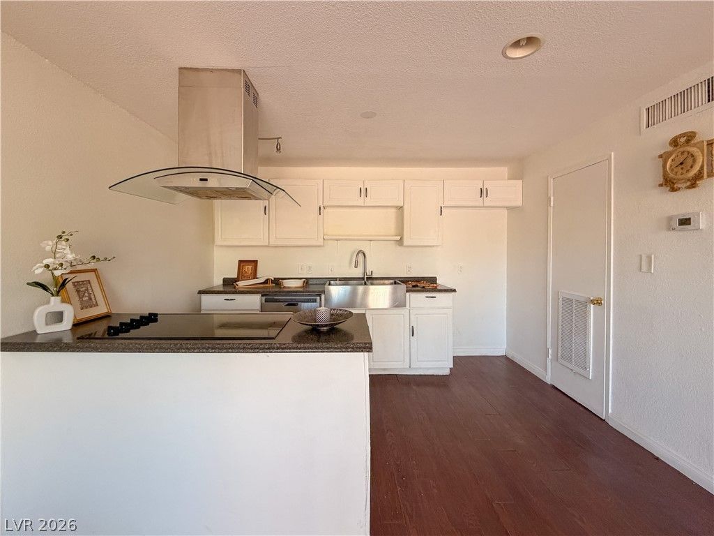 3712 Royal Crest Street 14 — photo 4 of 12