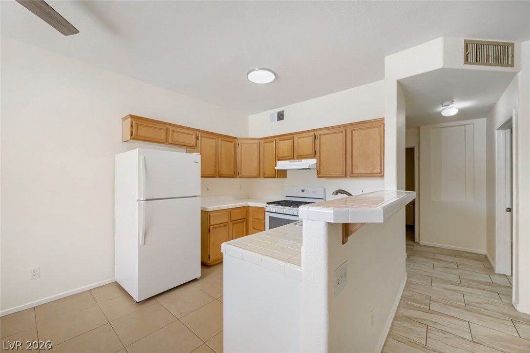 2110 Los Feliz Street 1036 — photo 5 of 12