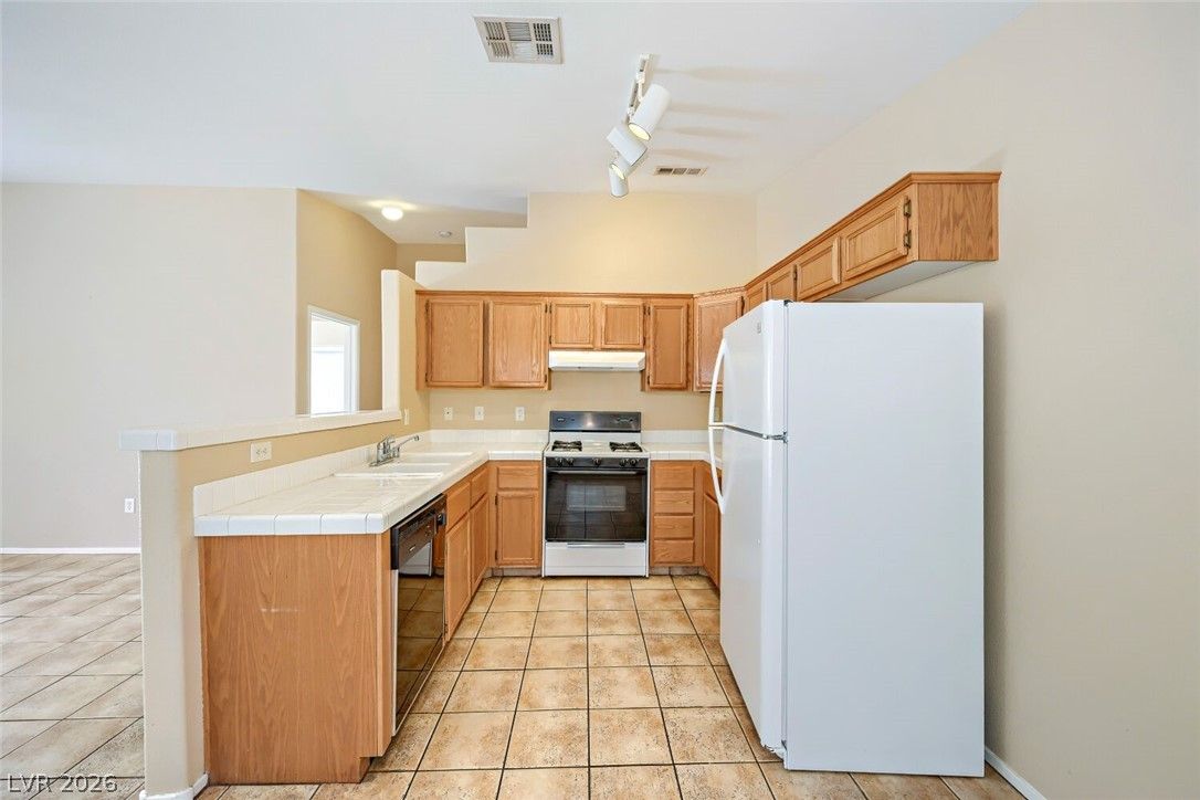 2110 Los Feliz Street 2054 — photo 3 of 11