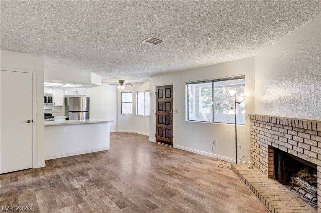 817 Rock Springs Drive 202 — photo 2