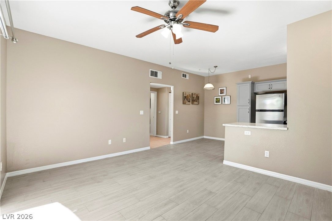2291 West Horizon Ridge Parkway 13175 — photo 2