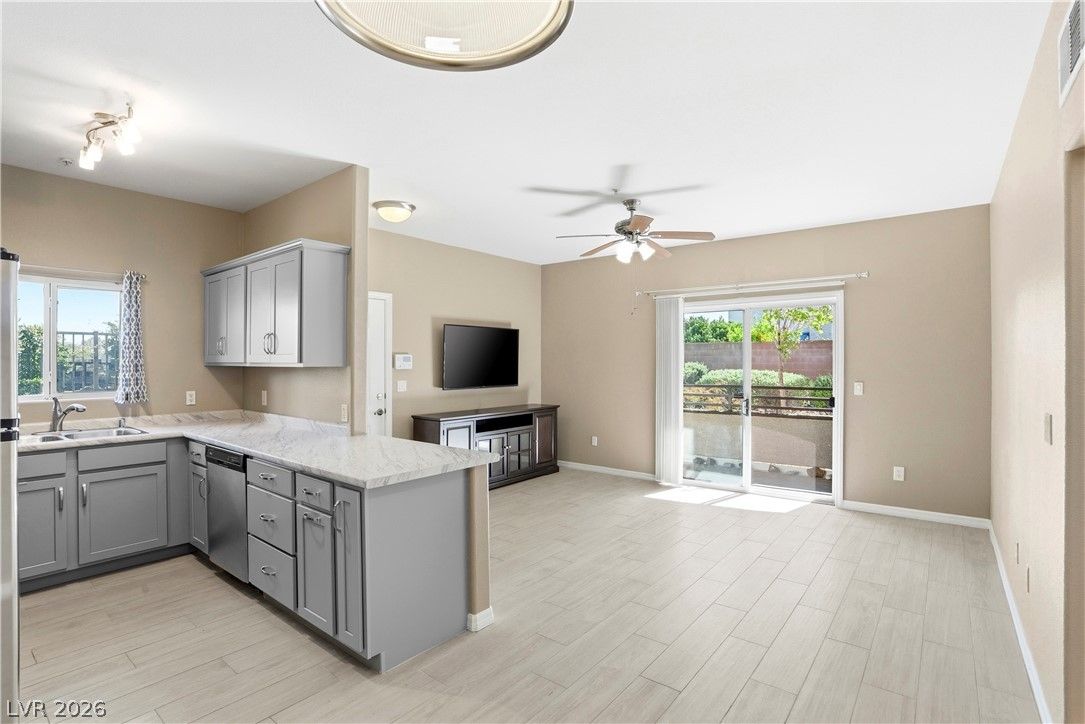 2291 West Horizon Ridge Parkway 13175 — photo 5