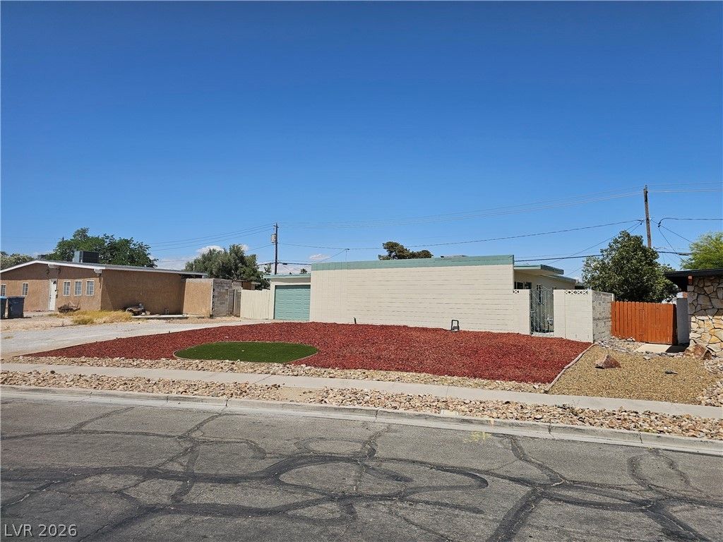 1074 King Richard Avenue — photo 3