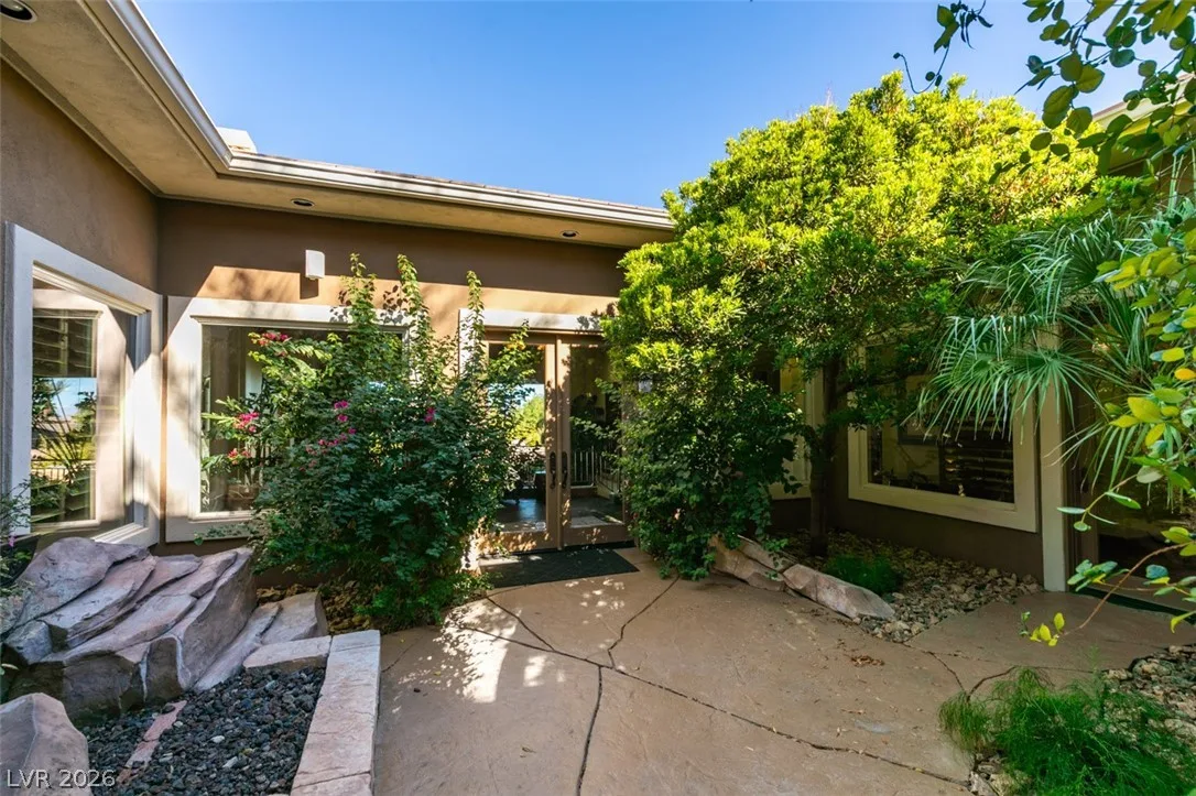 549 Regents Gate Drive — photo 3