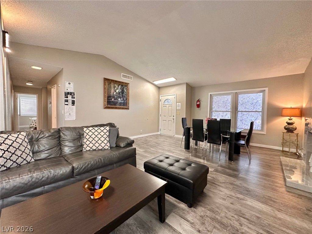 2340 Viewcrest Road — photo 3