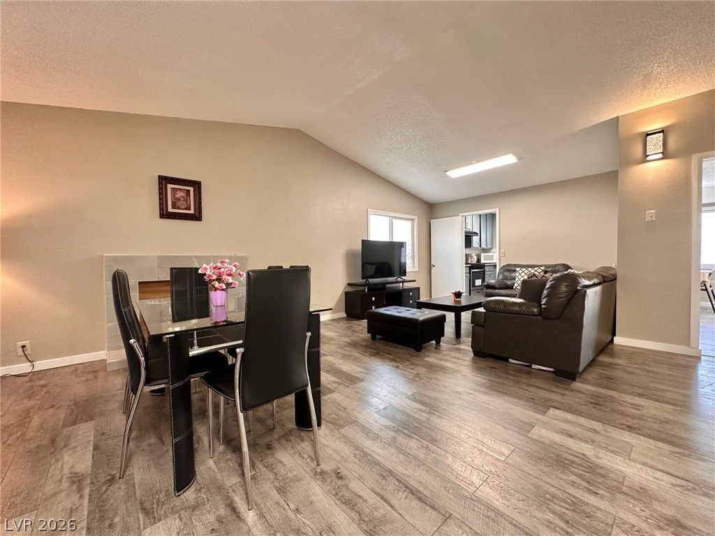 2340 Viewcrest Road — photo 4