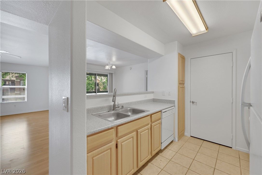 555 East Silverado Ranch Boulevard 2047 — photo 4 of 39
