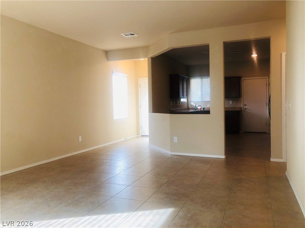 5827 Corbin Avenue — photo 2