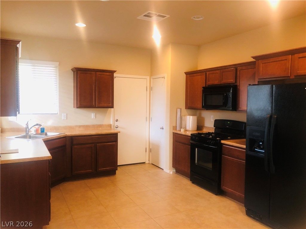 5827 Corbin Avenue — photo 3
