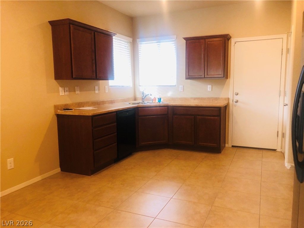 5827 Corbin Avenue — photo 4