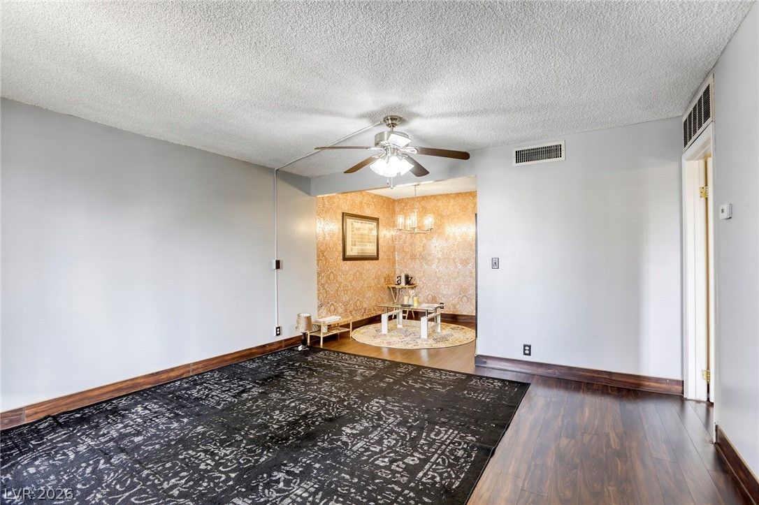 585 South Royal Crest Circle 20 — photo 2
