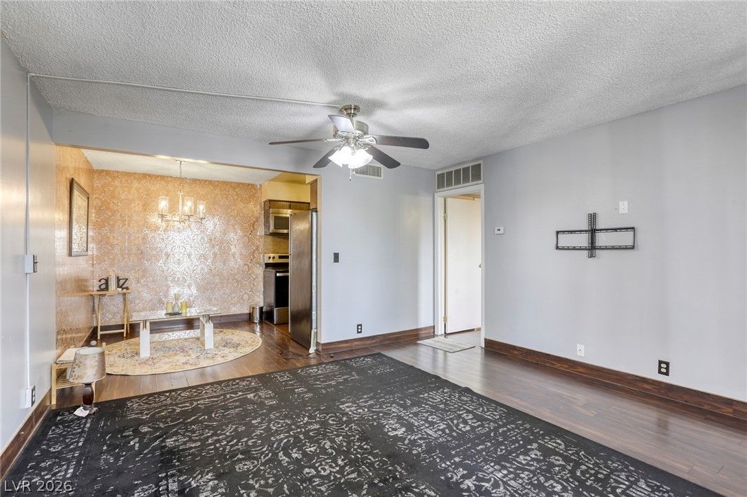 585 South Royal Crest Circle 20 — photo 3