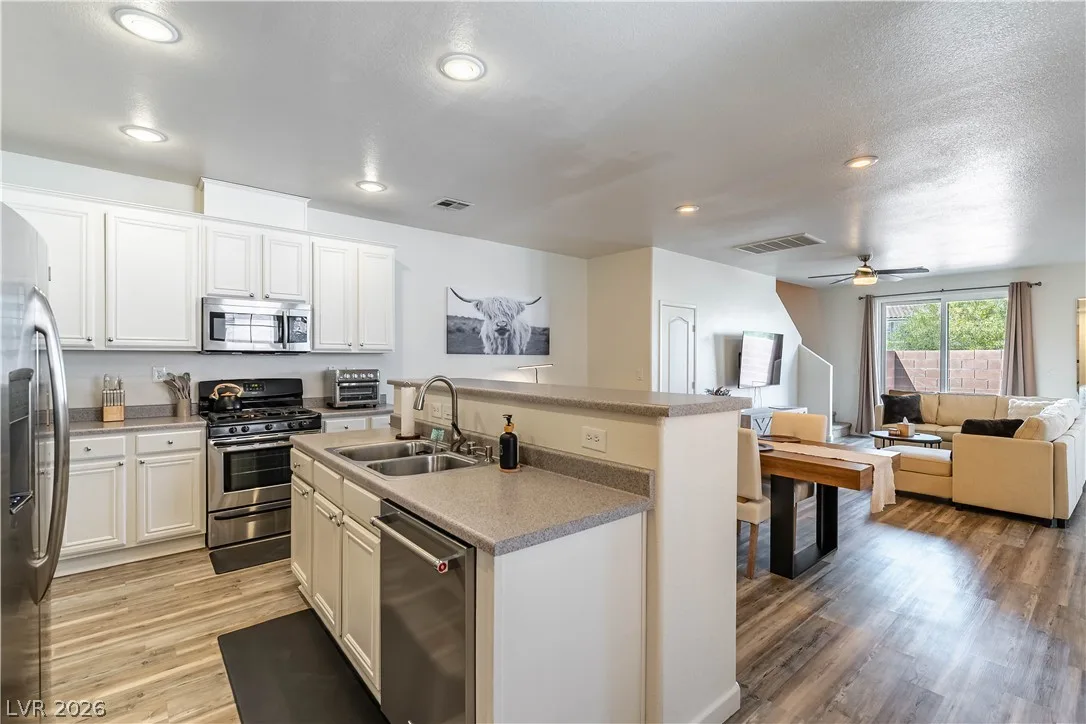 1362 Grass Creek Avenue 2 — photo 2