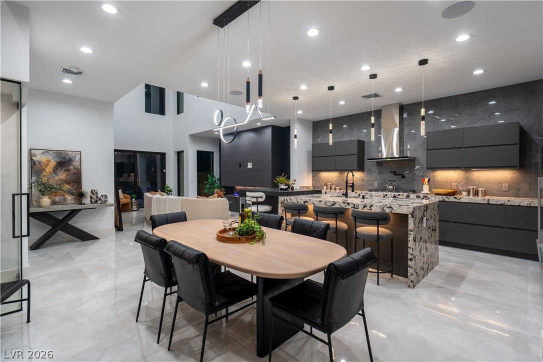 2824 Queens Courtyard Drive — photo 3