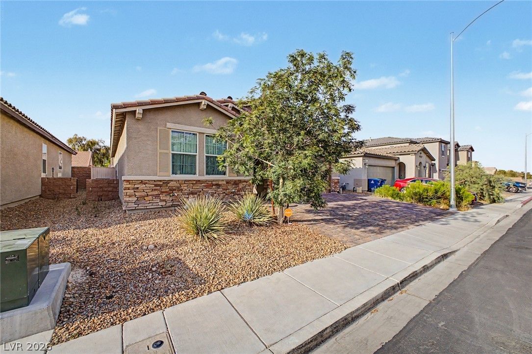 512 Shimmering Sands Avenue — photo 3