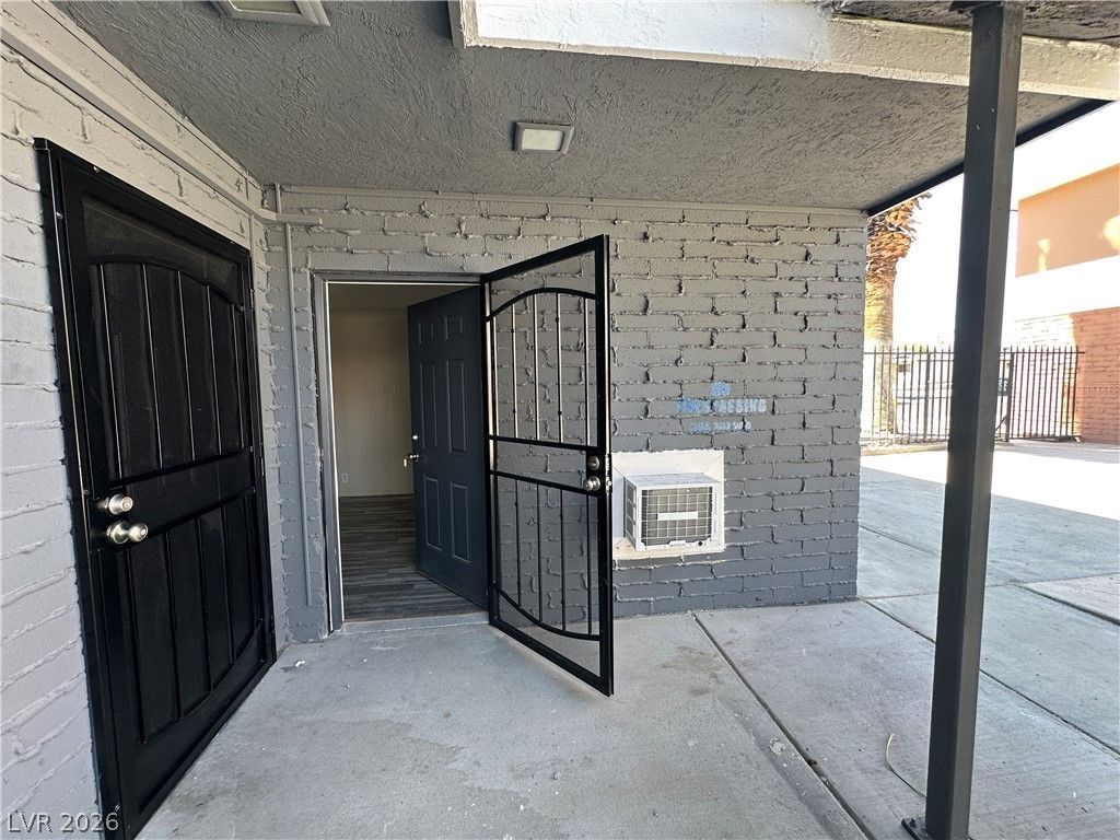 2105 Sunrise Avenue 1 — photo 3 of 16