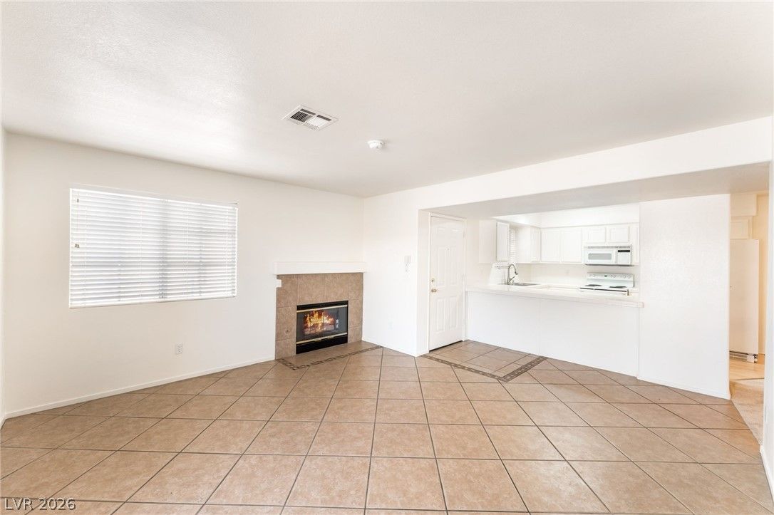 2725 South Nellis Boulevard 1086 — photo 2 of 23