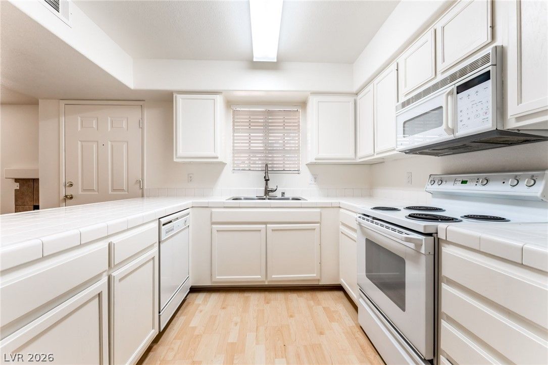 2725 South Nellis Boulevard 1086 — photo 4 of 23
