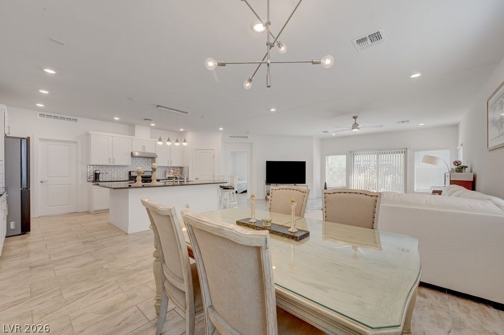 7135 Sunland Hills Avenue — photo 5 of 39