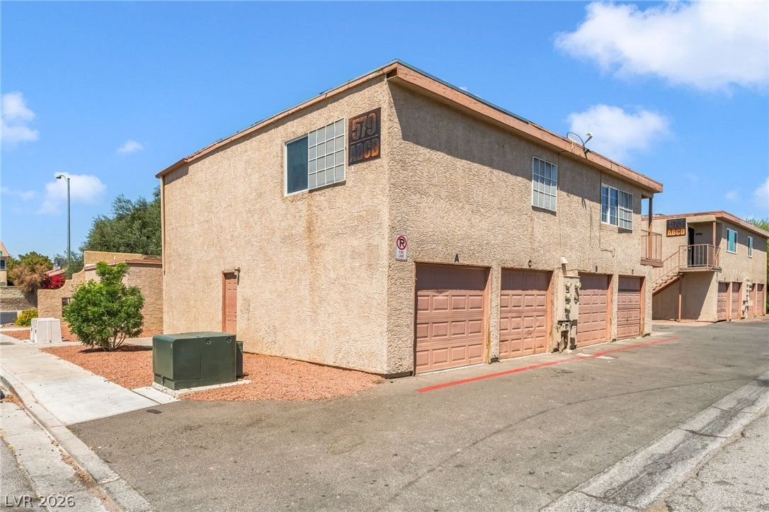 579 Roxella Lane B — photo 2