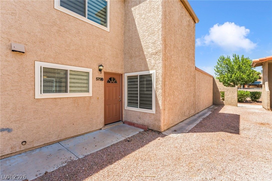 579 Roxella Lane B — photo 3