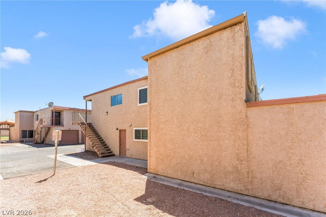 579 Roxella Lane B — photo 4