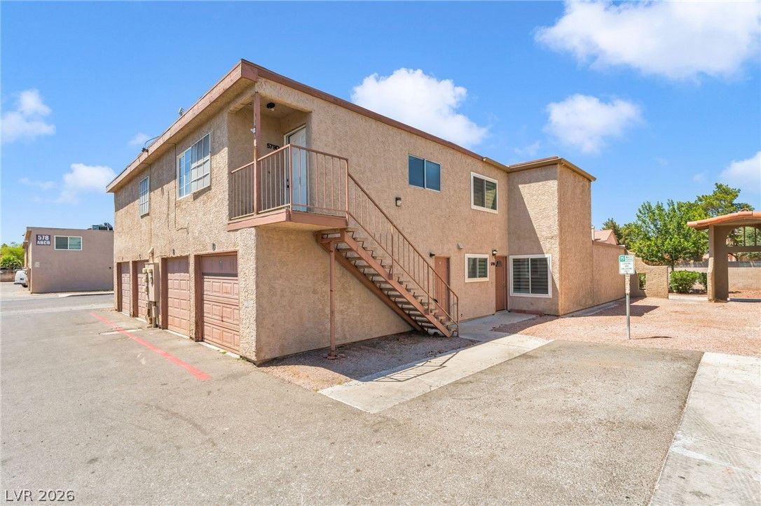 579 Roxella Lane B — photo 5