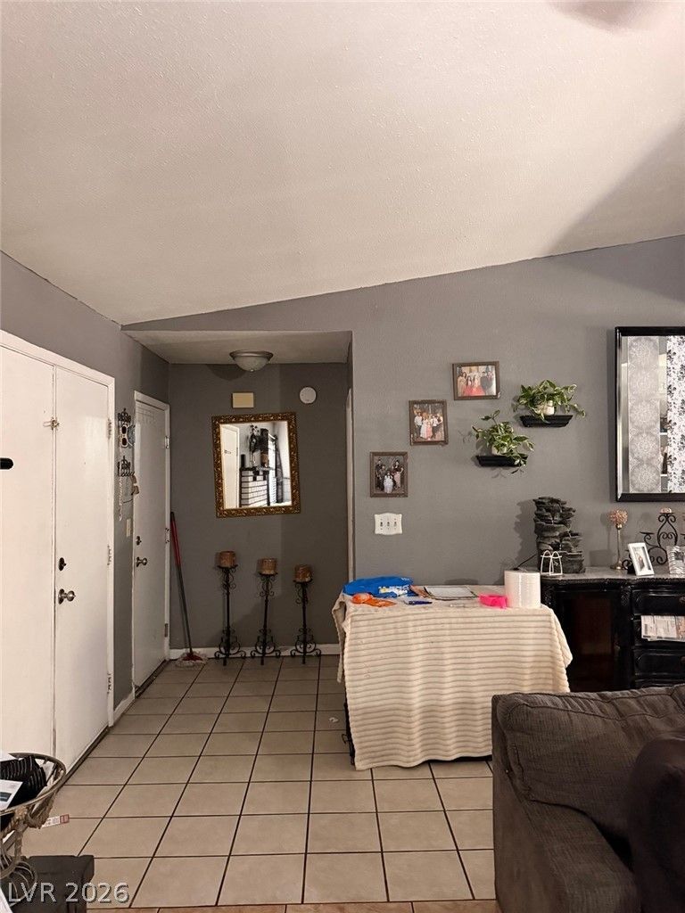 1819 Shagbark Lane — photo 4 of 10