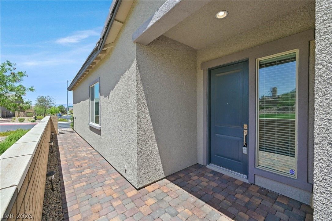 548 Comodo Street — photo 3 of 60