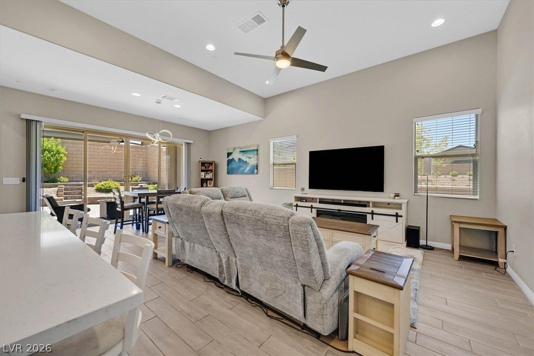 548 Comodo Street — photo 5 of 60