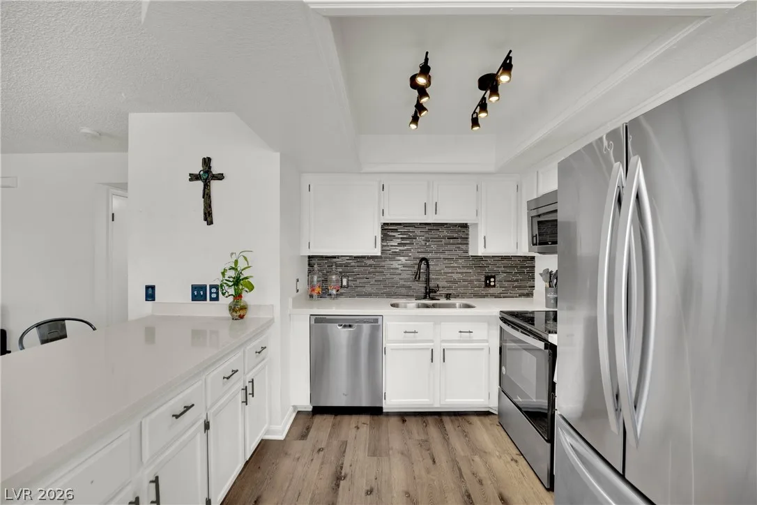 929 Rockview Drive 202 — photo 3
