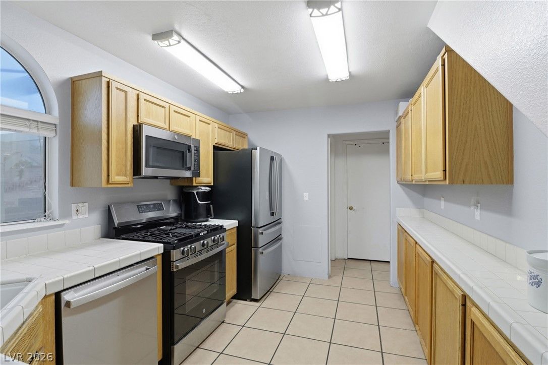 9051 Hollow Green Drive — photo 5 of 36