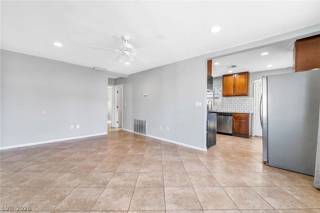 140 West Victory Road — photo 3 of 24