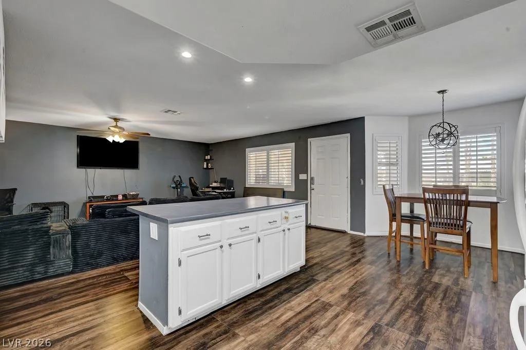 7600 Cromberg Avenue 201 — photo 2