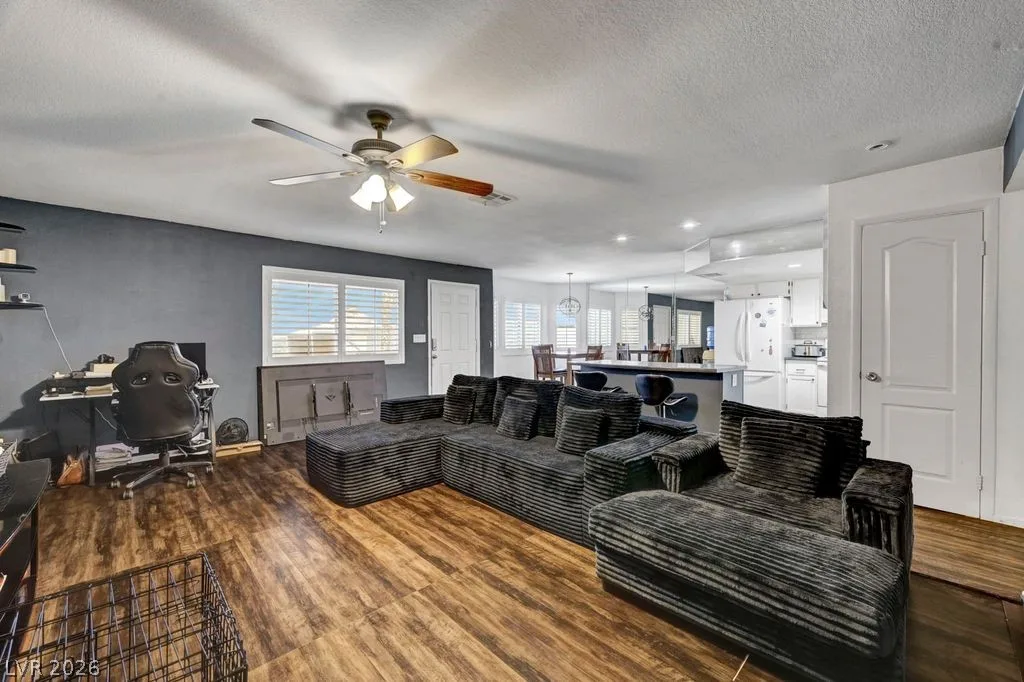 7600 Cromberg Avenue 201 — photo 3