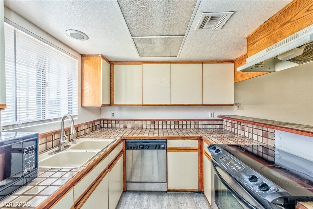 2080 Karen Avenue B63 — photo 4 of 15