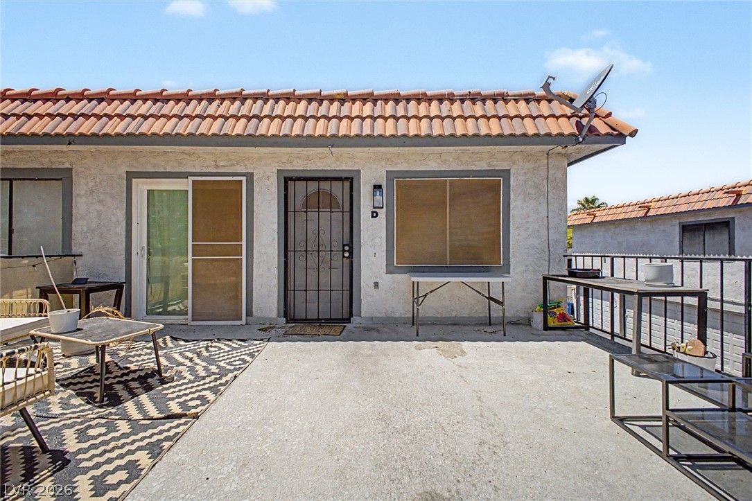 929 Willow Tree Drive D — photo 2