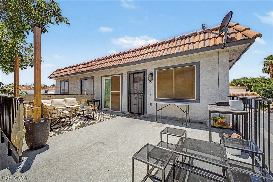 929 Willow Tree Drive D — photo 3