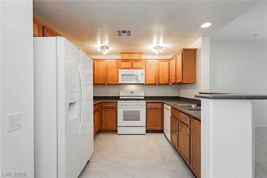 6868 Sky Pointe Drive 1084 — photo 4 of 29