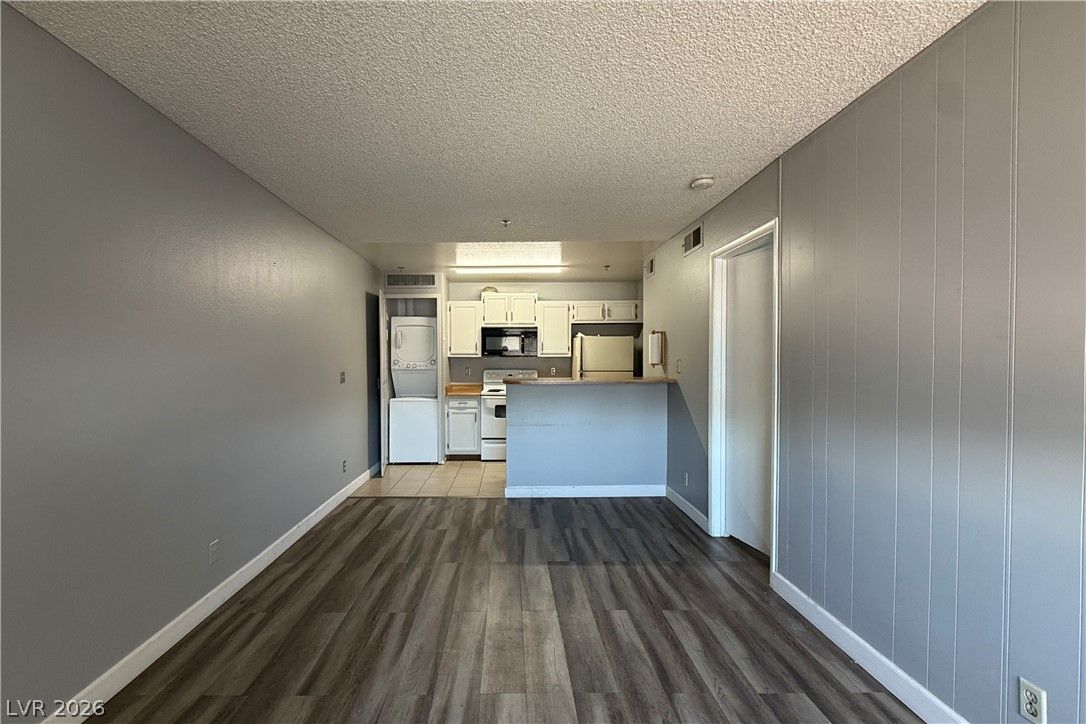 1381 East University Avenue 106 — photo 2