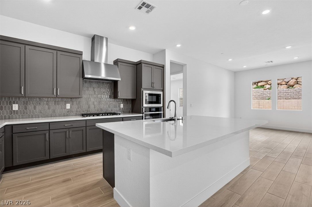 376 Tigullio Avenue — photo 2 of 27