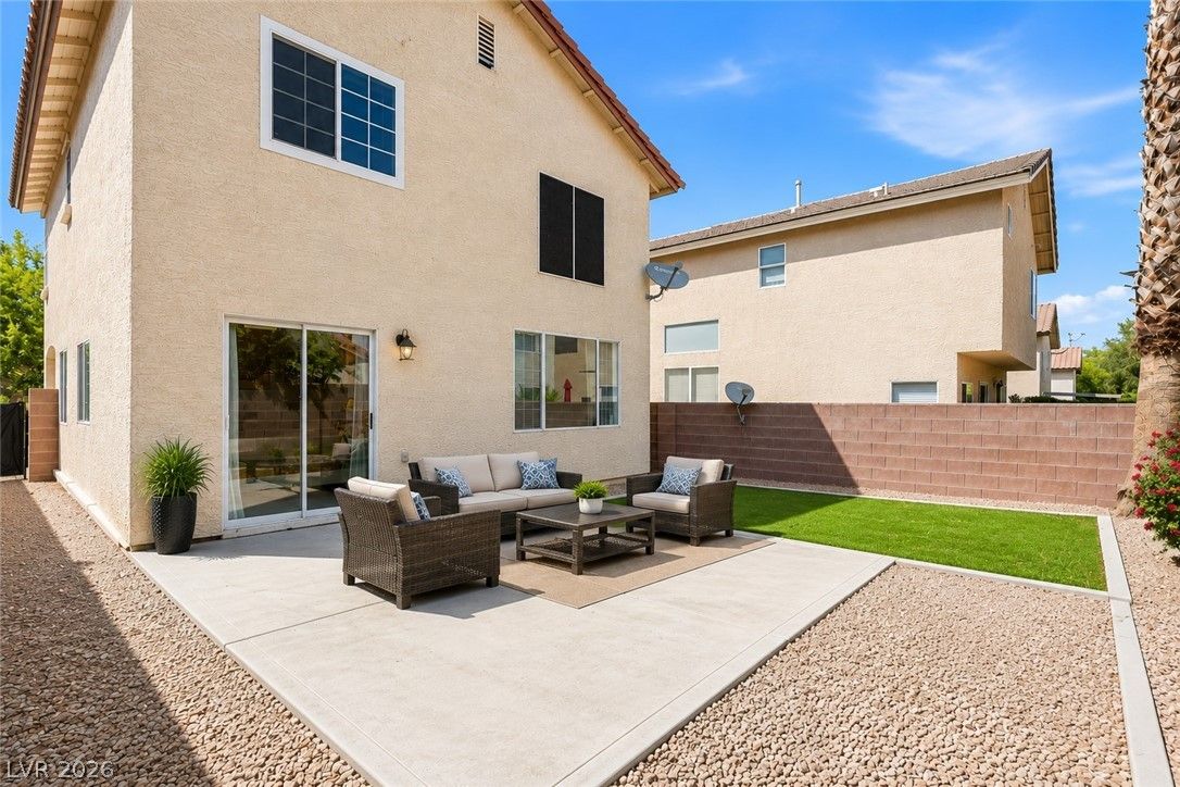 1104 Milpas Lane — photo 2