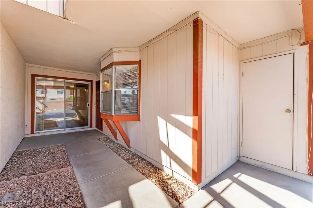 457 North Lamb Boulevard B — photo 4