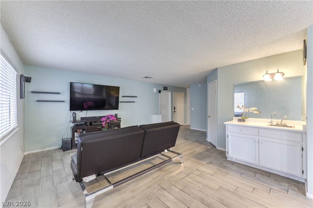 581 Carleton Drive — photo 4